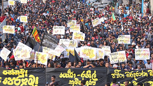 Bhem protestnho pochodu v Kolombu na Sr Lance ki studenti protivldn hesla. (8. ervence 2022)