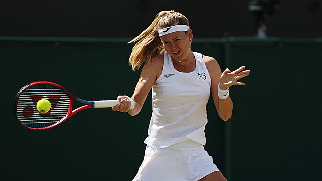 Marie Bouzková během osmifinále Wimbledonu.