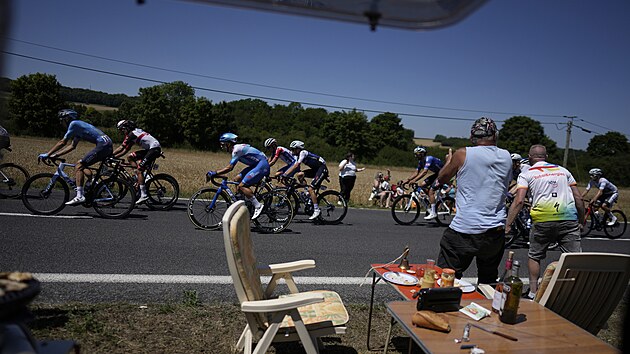 OBD U TRATI. Fanouci sleduj peloton bhem sedm etapy Tour de France.