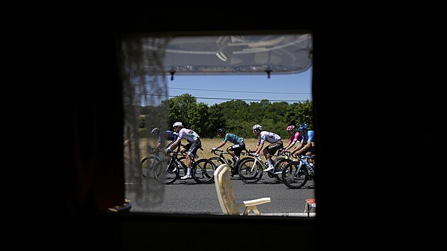 Pohled na peloton projdjc sedmou etapu Tour de France.