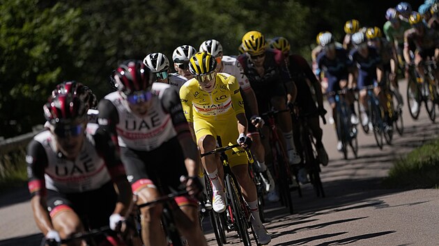 POGAARV TM. Stj UAE Emirates pracuje na ele pelotonu pro svho ldra Tadeje Pogaara (ve lut) bhem sedm etapy Tour de France.