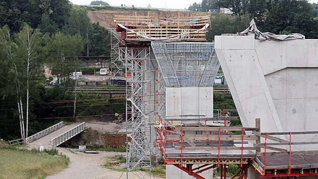Stavba jihovýchodního obchvatu Havlíčkova Brodu, která chvíli stála, opět běží dál. Pokud by se tu totiž nepracovalo, zvláště okolí nedokončených mostů by mohlo být nebezpečné. Práce nyní ovšem jedou podle upraveného harmonogramu.