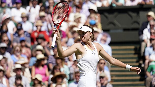 Jelena Rybakinov slav zisk gamu ve finle Wimbledonu.