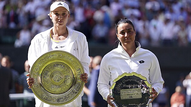 Jelena Rybakinov (vlevo) s trofej pot, co porazila Ons Dabrovou (vpravo) ve finle Wimbledonu.