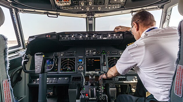 American Airlines nabídnou za měsíc červenec trojnásobnou odměnu všem pilotům, kterých se dotkla závada na plánovací platformě. Kvůli ní více než 12 tisíc plánovaných letů postrádalo kapitána, prvního důstojníka nebo dokonce oba piloty letadla zároveň.