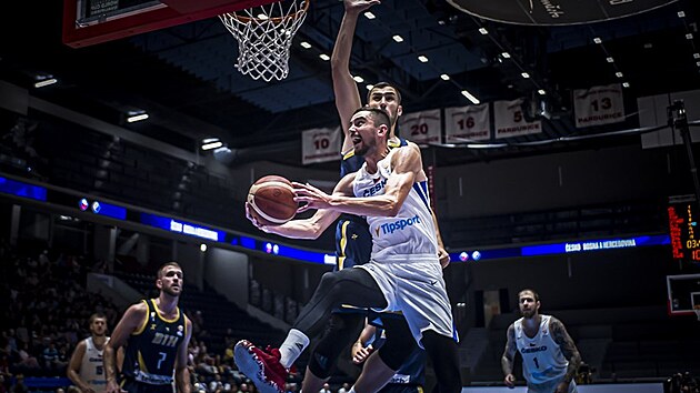 Český basketbalista Tomáš Satoranský v duelu s Bosnou a Hercegovinou.