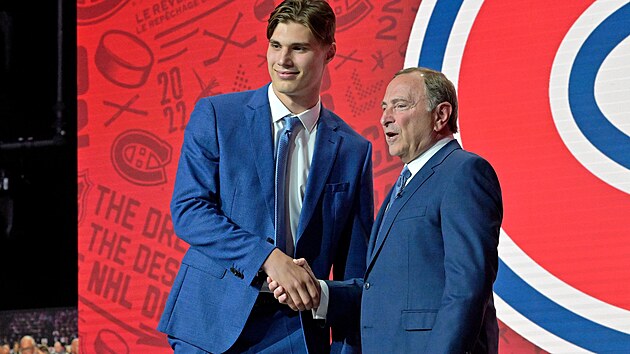Juraj Slafkovsk, jednika draftu NHL, si pots rukou s komisionem NHL Garym Bettmanem.