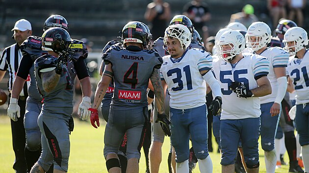 Fotbalist Vysoina Gladiators (vlevo) pehrli Ostrava Steelers.