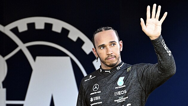 Lewis Hamilton z Mercedesu zdrav divky po havrii ve Spielbergu.