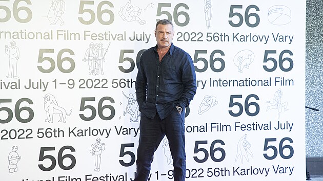 Americký herec a producent Liev Schreiber před tiskovou konferencí na karlovarském festivalu (2. července 2022).