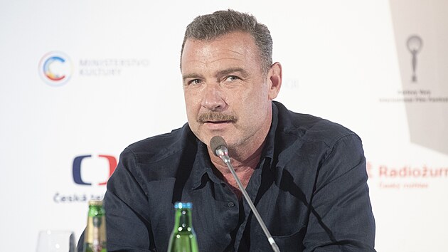 Americký herec a producent Liev Schreiber dorazil na karlovarský festival až v pátek večer, druhý den proto uspořádal tiskovou konferenci (2. července 2022).
