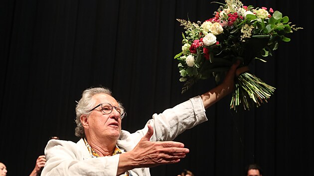 Geoffrey Rush přebírá květinu, kterou dostal od ředitelů karlovarského festivalu k jednasedmdesátým narozeninám (6. července 2022).