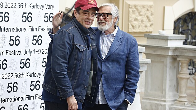 Na karlovarský festival už dorazila i druhá velká hvězda: portorický herec Benicio del Toro. Před Hotelem Pupp jej přivítal prezident festivalu Jiří Bartoška (6. července 2022).