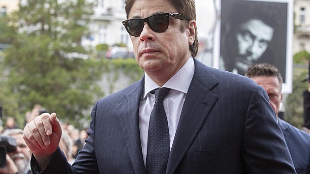 Benicio del Toro zdrav fanouky na ervenm koberci ped hotelem Thermal (8. ervence 2022).