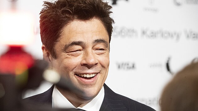 Benicio del Toro zdrav fanouky na ervenm koberci ped hotelem Thermal (8. ervence 2022).