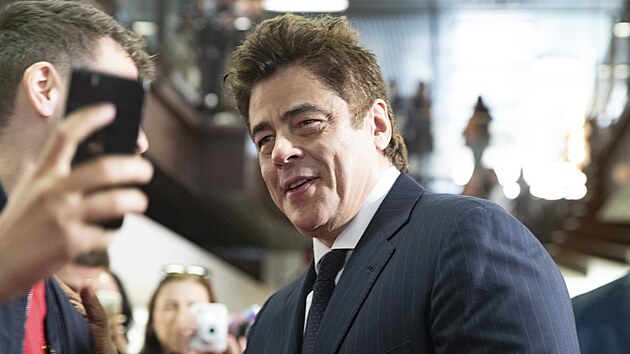 Benicio del Toro zdrav fanouky na ervenm koberci ped hotelem Thermal (8. ervence 2022).
