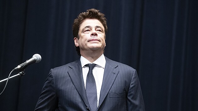 Benicio del Toro promlouv k plnmu Velkmu slu v hotelu Thermal (8. ervence 2022).