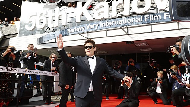 Benicio del Toro na červeném koberci závěrečného ceremoniálu (9. července 2022)