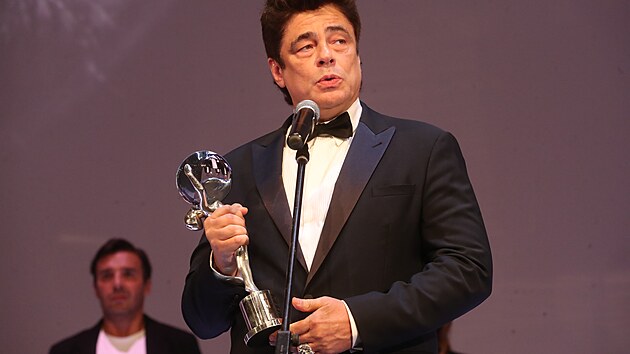 Benicio del Toro pebr Cenu prezidenta festivalu (Karlovy Vary, 9. ervence 2022).