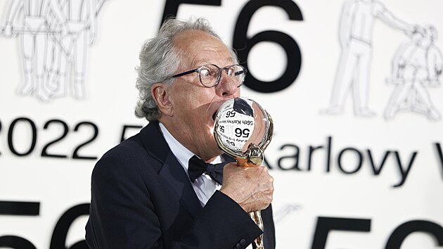 Geoffrey Rush pzuje s estnou cenou karlovarskho festivalu (Karlovy Vary, 9. ervence 2022).