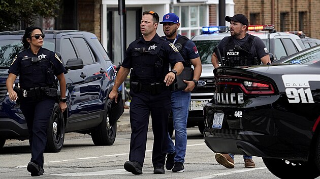 Místní policie a FBI vyšetřuje střelbu na průvod ke Dni nezávislosti ve městě Highland Park ve státě Illinois. (4. července 2022)