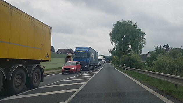 V Losin u Plzn vznik kruhov kiovatka. Vstavba s sebou pin velk dopravn komplikace, idii ekaj v kolonch.