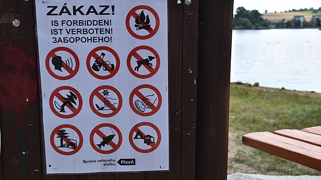 Oblast Boleveckch rybnk v Plzni je oblbenm rekreanm mstem. Ale i lokalitou, kterou navtvuj vandalov. Msto nyn rozvsilo letky s informacemi, co se zde nesm. (6. 7. 2022)
