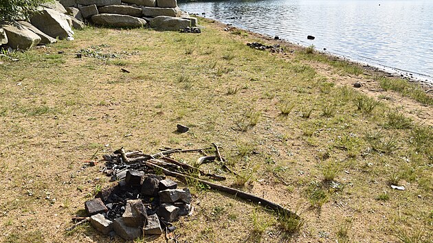 Oblast Boleveckých rybníků v Plzni je oblíbeným rekreačním místem. Ale i lokalitou, kterou řádí vandalové. Rozdělávají ohně tam, kde nemají, ničí městský majetek nebo odhazují odpadky. (6. 7. 2022)