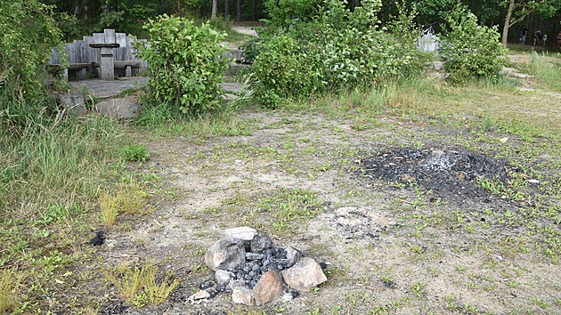 Oblast Boleveckch rybnk v Plzni je oblbenm rekreanm mstem. Ale i lokalitou, kde d vandalov. Rozdlvaj ohn tam, kde nemaj, ni mstsk majetek nebo odhazuj odpadky. (6. ervence 2022)