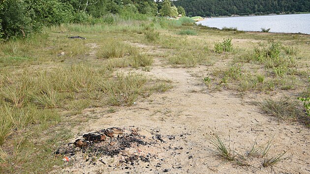 Oblast Boleveckch rybnk v Plzni je oblbenm rekreanm mstem. Ale i lokalitou, kde d vandalov. Rozdlvaj ohn tam, kde nemaj, ni mstsk majetek nebo odhazuj odpadky. (6. ervence 2022)