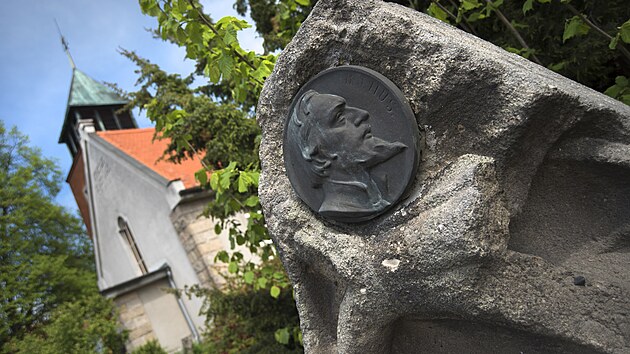 U kralovickho evangelickho kostela je pipomnka na mistra Jana Husa.