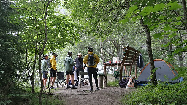 Cizinci dojeli k �ern�mu jezeru a� autem, pot� pokra�ovali po stezce pro turisty. Nakonec postavili stan a rozd�lali ohe�. (7. 7. 2022)