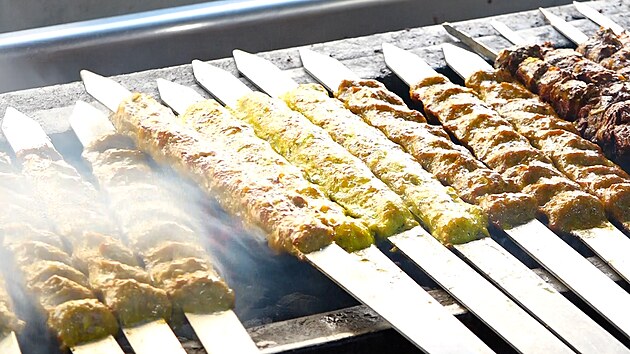 Spolumajitel restaurace Talil Al Ansari griluje mstn speciality.