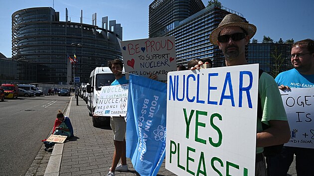 Lidé demonstrovali před hlasováním Evropského parlamentu o tom, jestli má jádro a zemní plyn být mezi přechodnými zdroji zelených investic. (6. července 2022)
