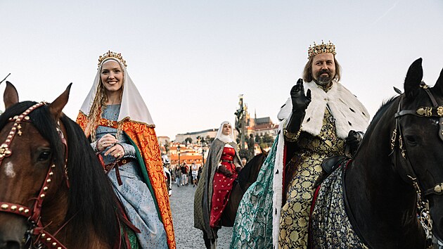 Slavnostn prvod po Karlov most k 665. vro poloen zkladnho kamene mostu. Panovnk Karel IV. projel s manelkou v dobovch kostmech na koni doprovzen ryti a svou druinou. (9. ervence 2022)