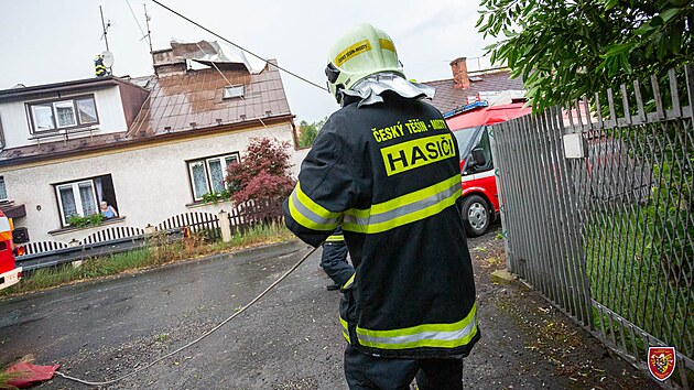 Hasii v Moravskoslezskm kraji mli destky vjezd kvli popadanm stromm, zaplavenm sklepm i pokozenm stechm. (1. ervence 2022)