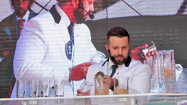 Nejlepší barmani ze sedmnácti zemí světa bojovali v Karlových Varech o světový titul v míchání nealkoholických drinků. (2. července 2022)