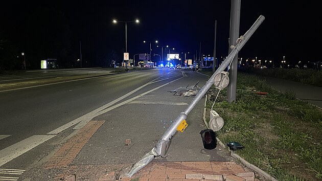 Mlad idika havarovala v praskch Letanech. Nabourala do zastvky MHD i autobusu. (8. ervence 2022)