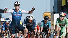 Fabio Jakobsen zvedá ruce po vítězném spurtu ve druhé etapě Tour de France.
