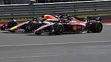 Max Verstappen (vlevo) a Carlos Sainz ve Velké cen� Británie.