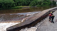 V eském Krumlov se na jezu pevrátil raft, jeden vodák nevyplaval. (5....