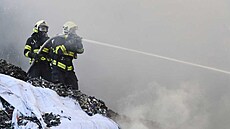 V Kralupech nad Vltavou hoří plastový odpad, s požárem bojují desítky jednotek...