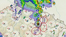 Velmi silná bouřka na Svitavsku (černý kruh) 1. července 2022 odpoledne
