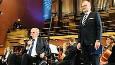 Prezident Miloš Zeman (vlevo) a premiér Petr Fiala před koncertem v Rudolfinu...