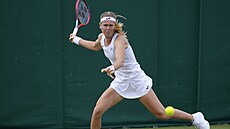 Marie Bouzková dobíhá míek ve tetím kole Wimbledonu.