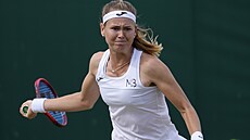 Marie Bouzková se opírá do forhendového úderu ve tetím kole Wimbledonu.
