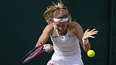 Marie Bouzková bhem zápasu tetího kola Wimbledonu.