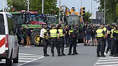 Asi 25 traktorů vytvořilo blokádu před distribučním centrem pro řetězec... | na serveru Lidovky.cz | aktuální zprávy