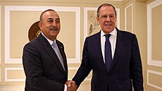 Ruský ministr zahranií Sergej Lavrov si potásá rukou s tureckým ministrem...