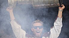 Kapitán Avalanche Gabriel Landeskog ukázal fanoukm v Denveru Stanleyv pohár.